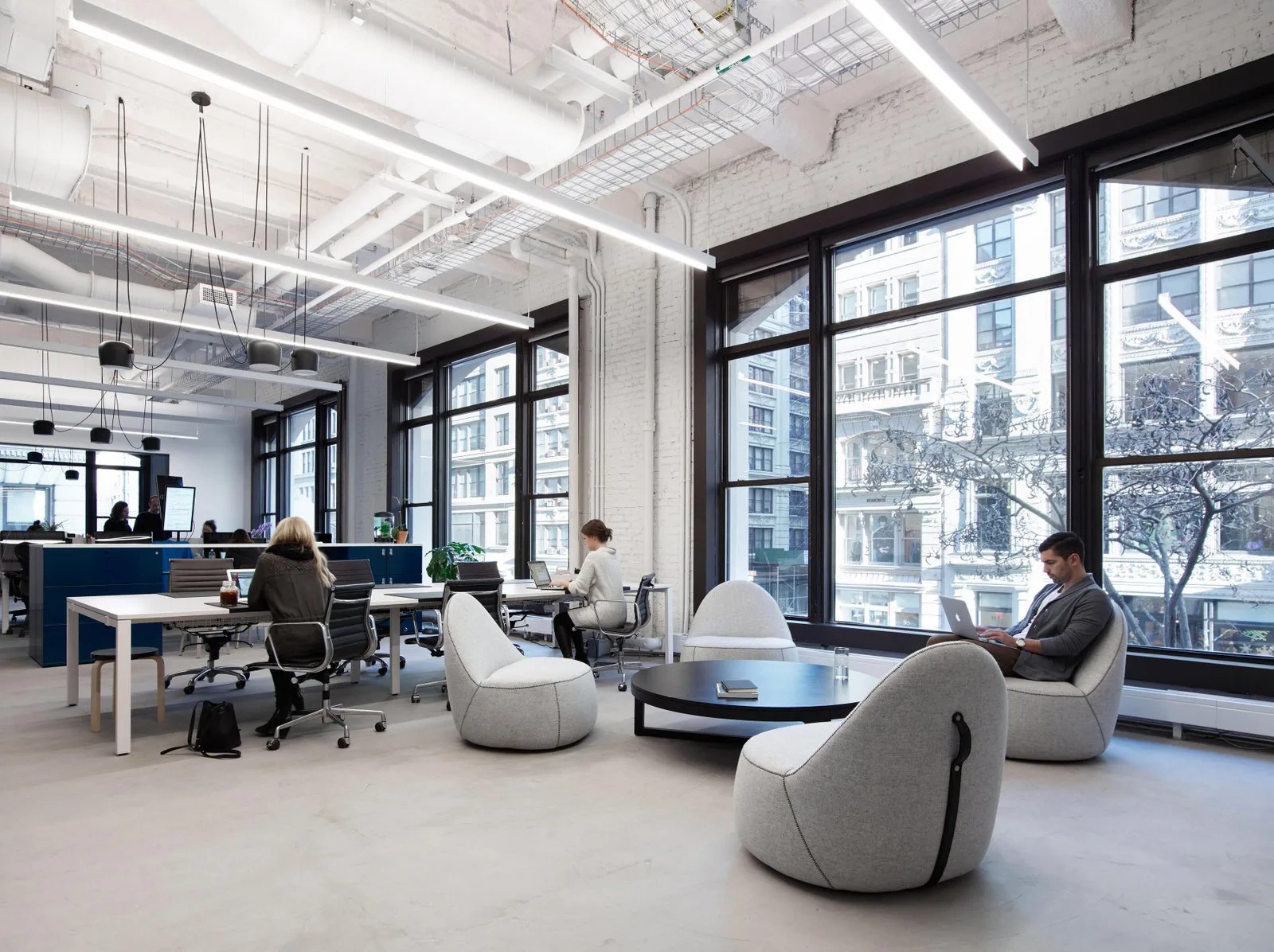 媚黑传媒公司现代化办公环境实景